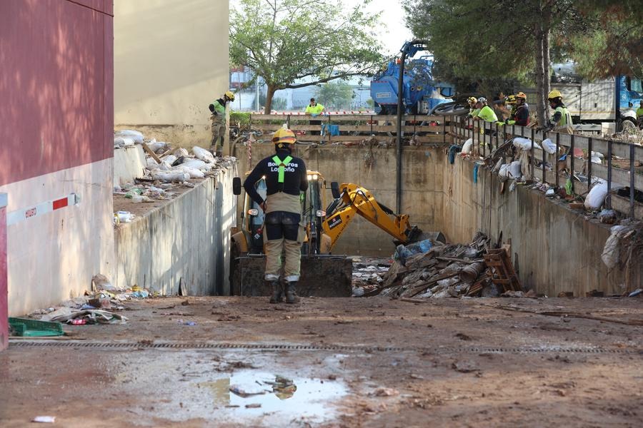 Záchranár čistí vchod do podzemnej garáže v obchodnom centre Bonaire vo Valencii, Španielsko, 4. novembra 2024.