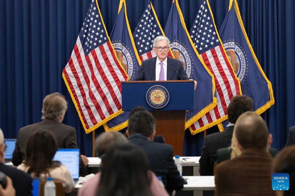 Predseda amerického Federálneho rezervného systému Jerome Powell prichádza na tlačovú konferenciu vo Washingtone, D.C., USA, 7. novembra 2024.