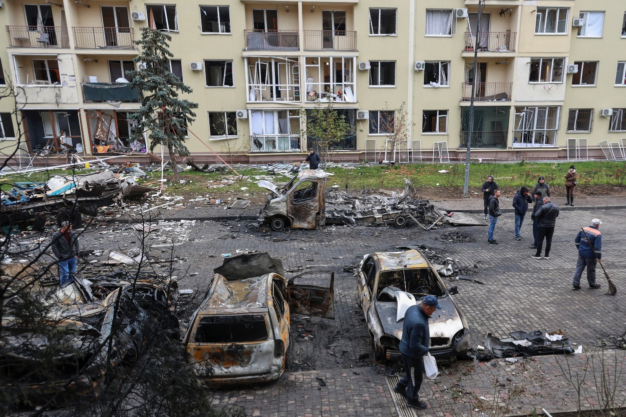 Obyvatelia sa zhromažďujú pri svojich zničených autách a poškodenom obytnom dome, ktorý zasiahol ruský dron počas ruského útoku na Ukrajinu, v Odese na Ukrajine 9. novembra 2024.