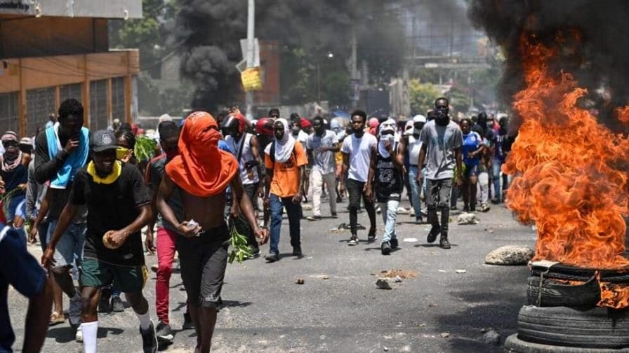 Útoky ozbrojených gangov na Haiti vyhnali z hlavného mesta Port-au-Prince len za jeden týždeň viac ako 10.000 ľudí.