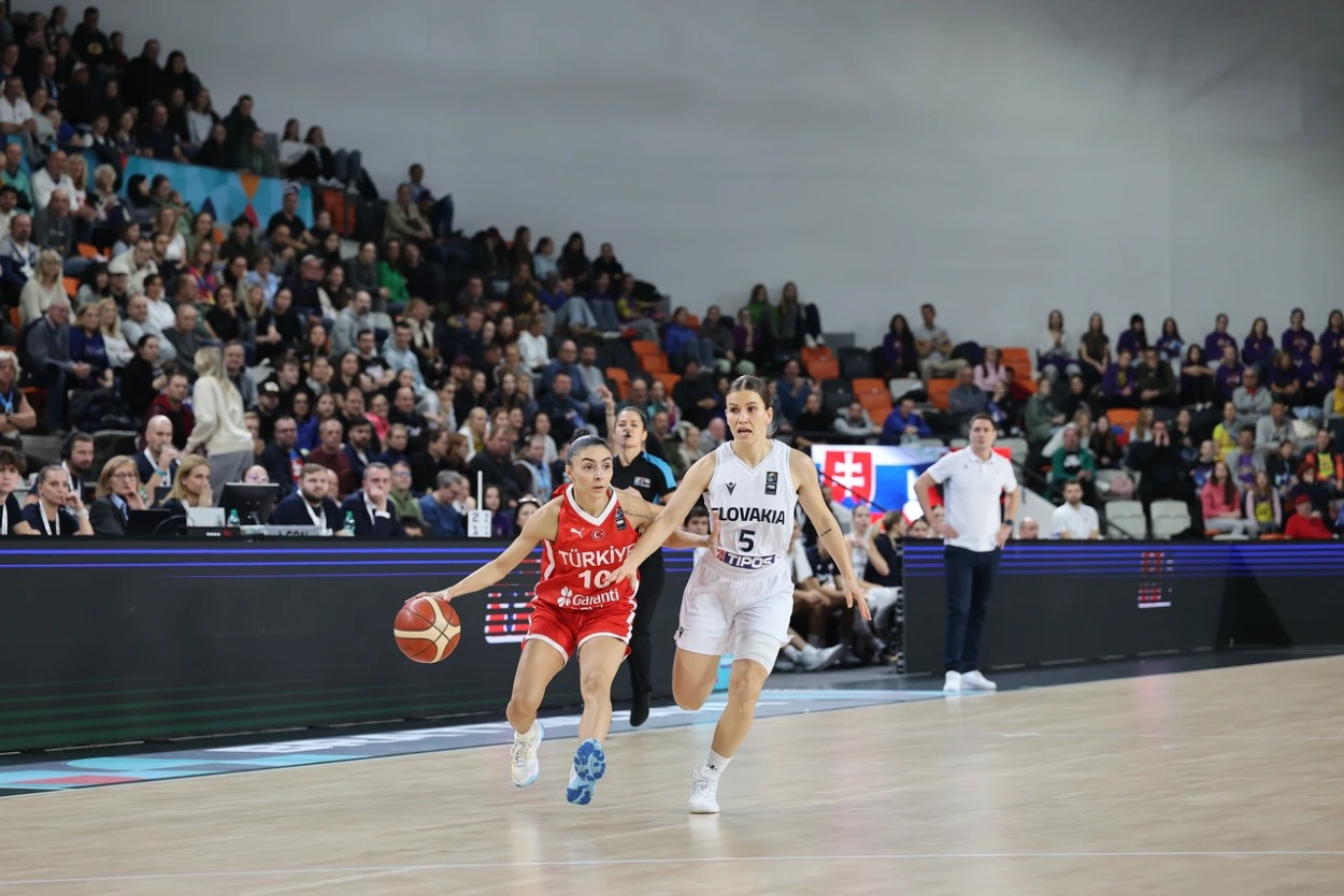 Alperi Onar prechádza cez slovenskú obrankyňu počas zápasu tureckého ženského basketbalového tímu.