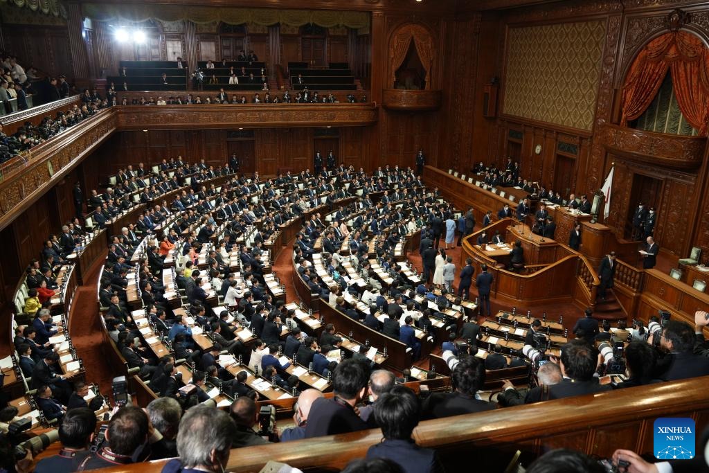 Zákonodarcovia sa zúčastňujú na zasadnutí Snemovne reprezentantov Národného parlamentu v Tokiu, Japonsko, 11. novembra 2024. Líder japonskej Liberálnodemokratickej strany (LDP) Šigeru Išiba bol v pondelok opätovne zvolený za predsedu vlády krajiny po tom, ako získal najviac hlasov v oboch komorách japonského parlamentu.