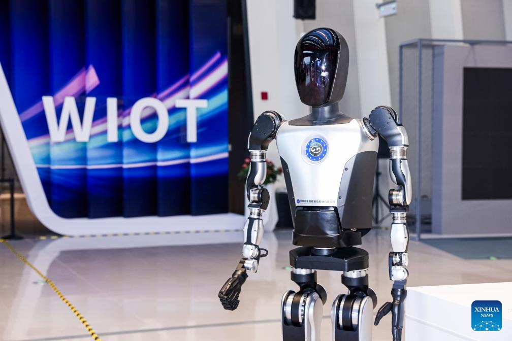 Humanoidný robot je zobrazený na Svetovej výstave internetu vecí (IoT) 2024 vo Wuxi vo východočínskej provincii Jiangsu 11. novembra 2024.