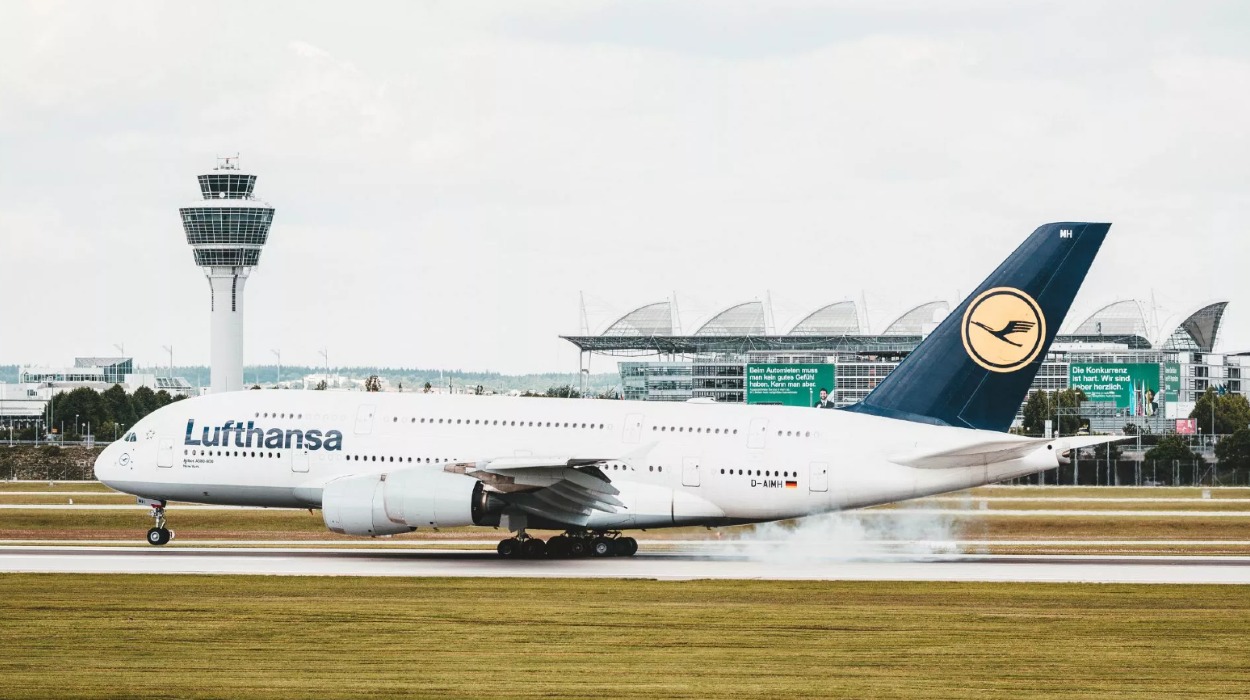 Ilustračné foto - Lietadlo spoločnosti Lufthansa na pristávacej dráhe.