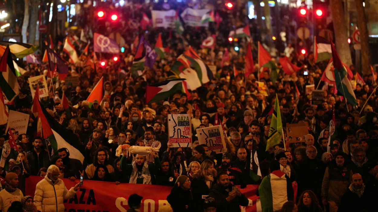 Demonštranti protestujú proti galavečeru "Izrael je večný", ktorý zorganizovali krajne pravicové francúzsko-izraelské osobnosti 13. novembra 2024 v Paríži.