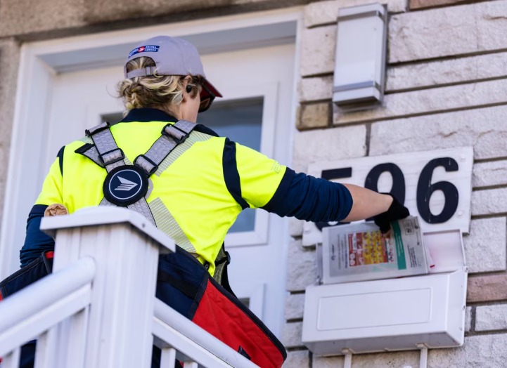 Poštová doručovateľka Kanadskej pošty roznáša letáky na svojej trase v Montreale v stredu. Štrajk mestských, prímestských a vidieckych poštových zamestnancov sa začal v piatok skoro ráno, pričom k prerušeniu došlo tesne pred rušnými vianočnými sviatkami.