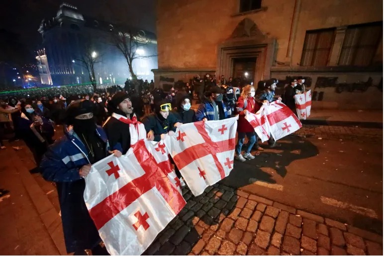 Protestujúci s gruzínskymi vlajkami na zhromaždení proti rozhodnutiu vlády pozastaviť rokovania o vstupe do Európskej únie v Tbilisi