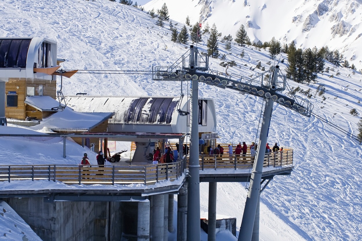 Bansko je jedným z mála lyžiarskych stredísk, kde len cesta oddeľuje moderné hotely od starej časti mesta, ktorá je pod ochranou UNESCO.
