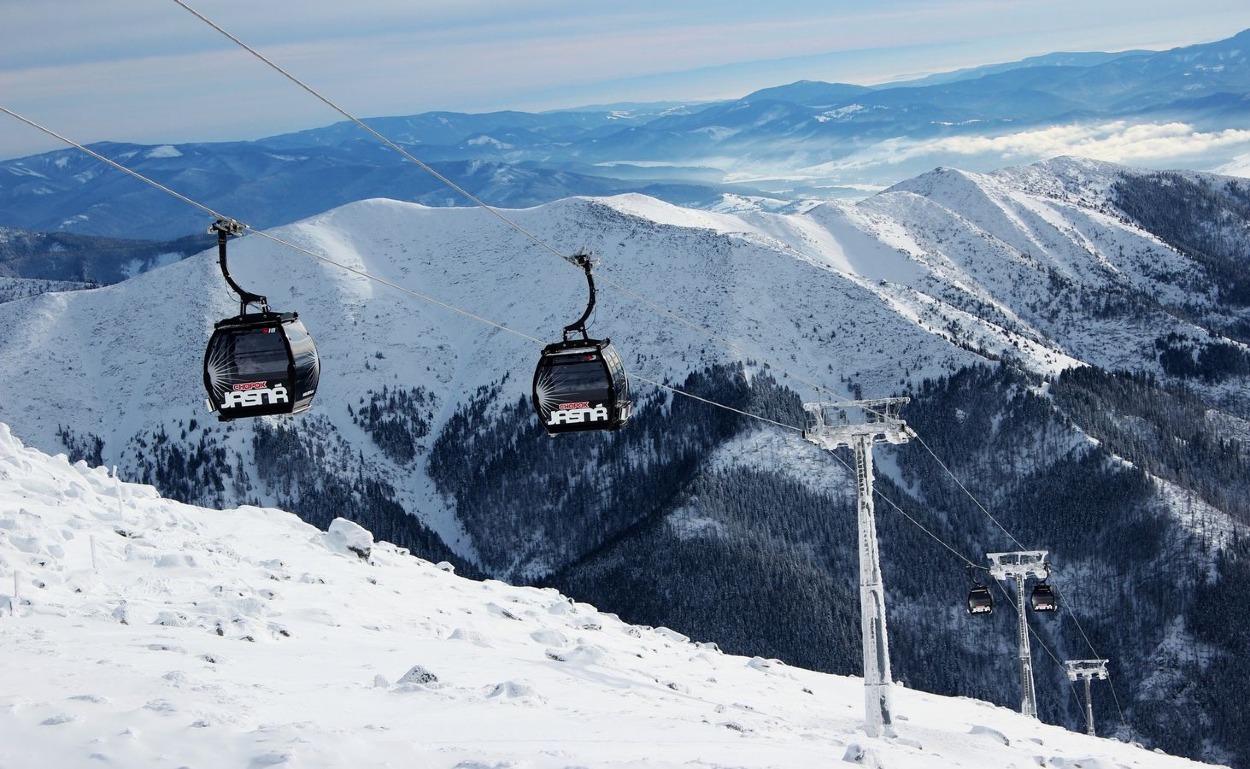 Jasná je najväčšie lyžiarske stredisko na Slovensku, nachádzajúce sa v Nízkych Tatrách.