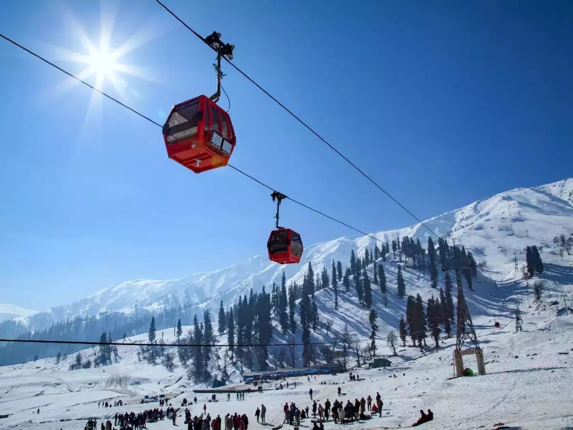 Gulmarg je jedno z najlepších lyžiarskych stredísk v Indii, nachádzajúce sa v štáte Džammú a Kašmír.