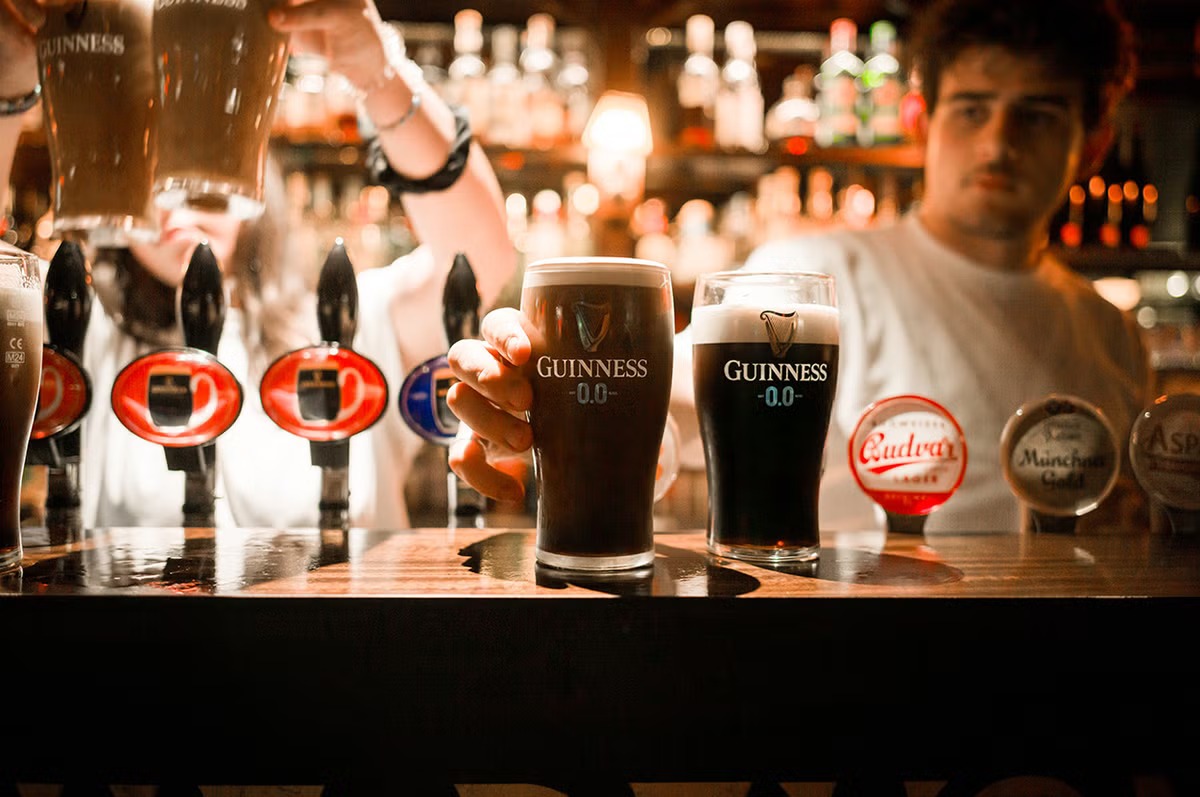 Guinness, známy svojou bohatou históriou a jedinečnou chuťou, je jedným z najpopulárnejších pív na svete