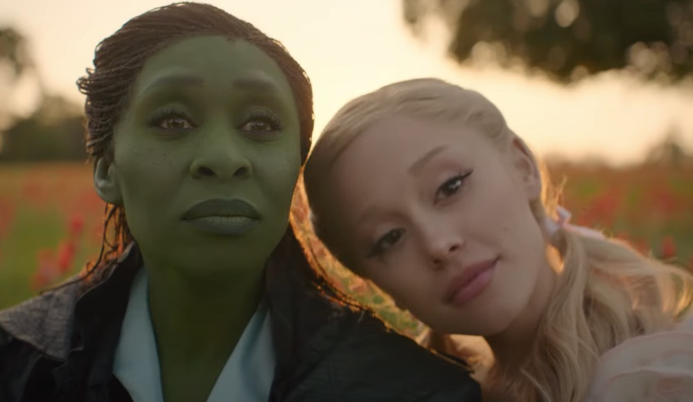 Pri natáčaní filmu "Wicked" sa medzi herečkami Cynthia Erivo (Glinda) a Ariana Grande (Elphaba) vytvorilo silné priateľstvo. 