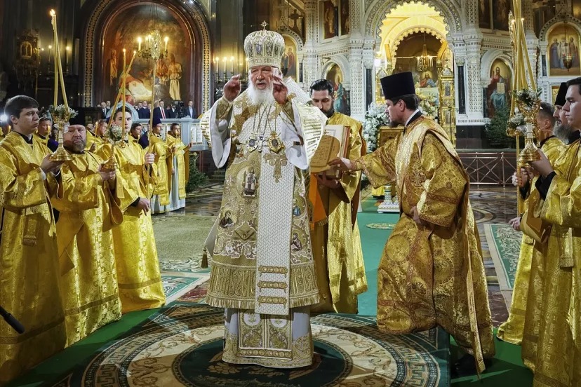 Ruský pravoslávny patriarcha Kirill (uprostred) počas vianočnej bohoslužby v Chráme Krista Spasiteľa v Moskve.