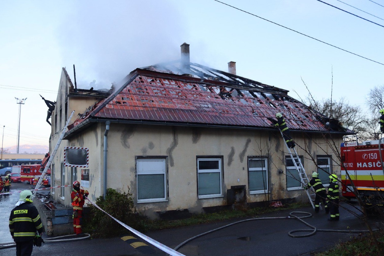 Hasiči pomocou výsuvných rebríkov dostali na strechu budovy, kde rozoberali strešnú konštrukciu.