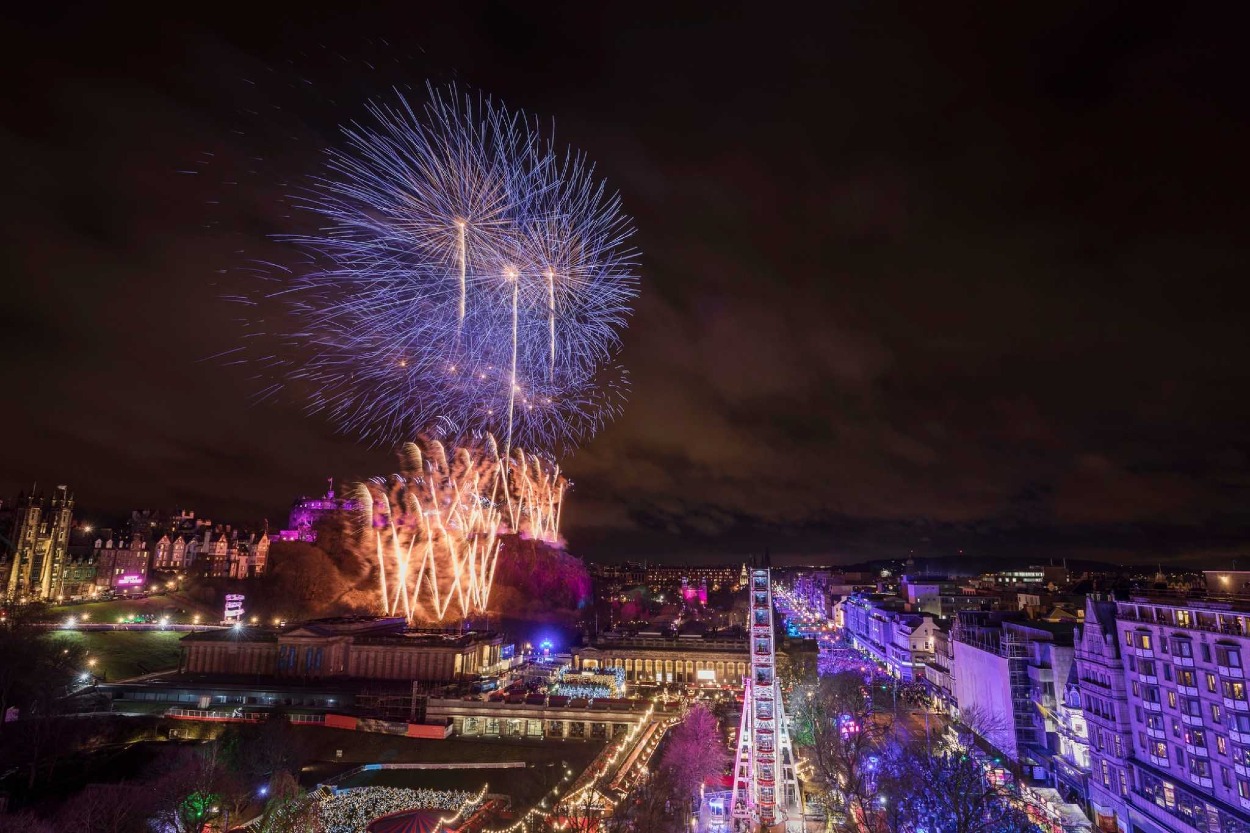 Ohňostroj na Hogmanay Street v Edinburghu.