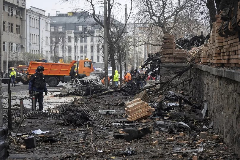 Policajt kontroluje škody po ruských útokoch v Kyjeve, 20. decembra 2024.