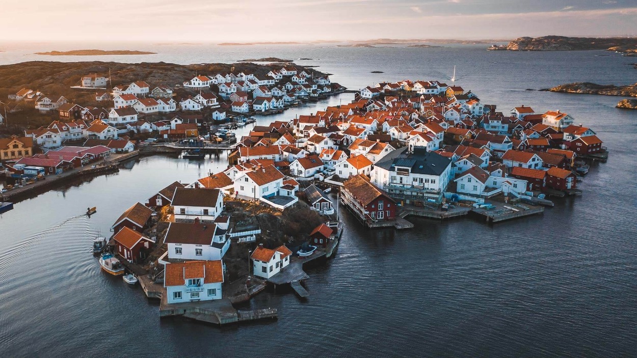 Západ slnka nad ostrovom Gullholmen, Bohuslän.