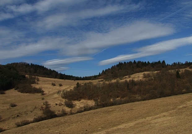 Lazová dolina na titulnej foto počas zimy a následne už počas miernejšieho obdobia.