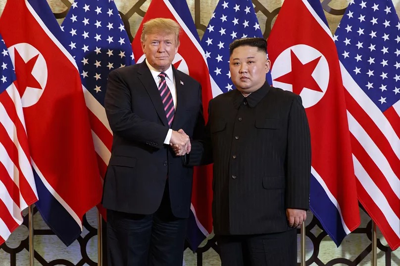 Americký prezident Donald Trump pózuje so severokórejským vodcom Kim Čong-unom na fotografii v Hanoji, 27. februára 2019.