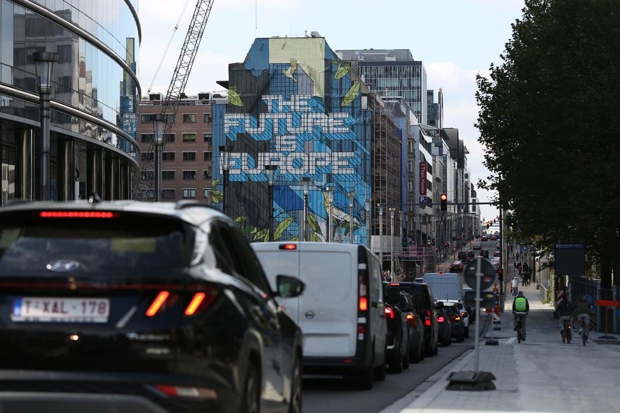 Vozidlá čakajú na semafor v blízkosti sídla EÚ v Bruseli - Belgicko.