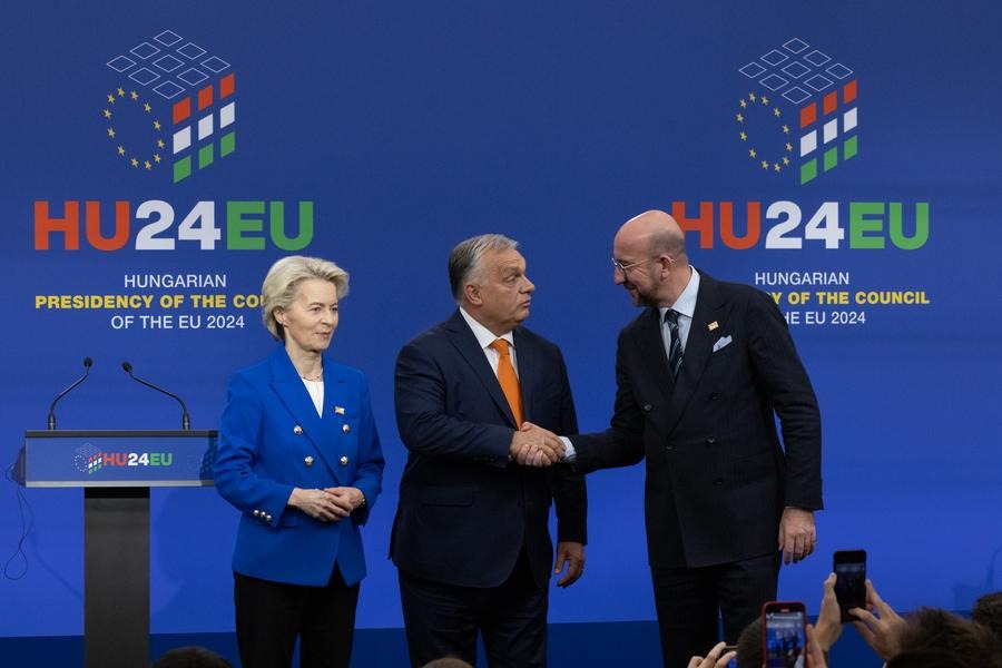 Maďarský premiér Viktor Orban, predseda Európskej rady Charles Michel  a predsedníčka Európskej komisie Ursula von der Leyenová sa zúčastňujú na tlačovej konferencii po neformálnom zasadnutí Európskej rady v Budapešti