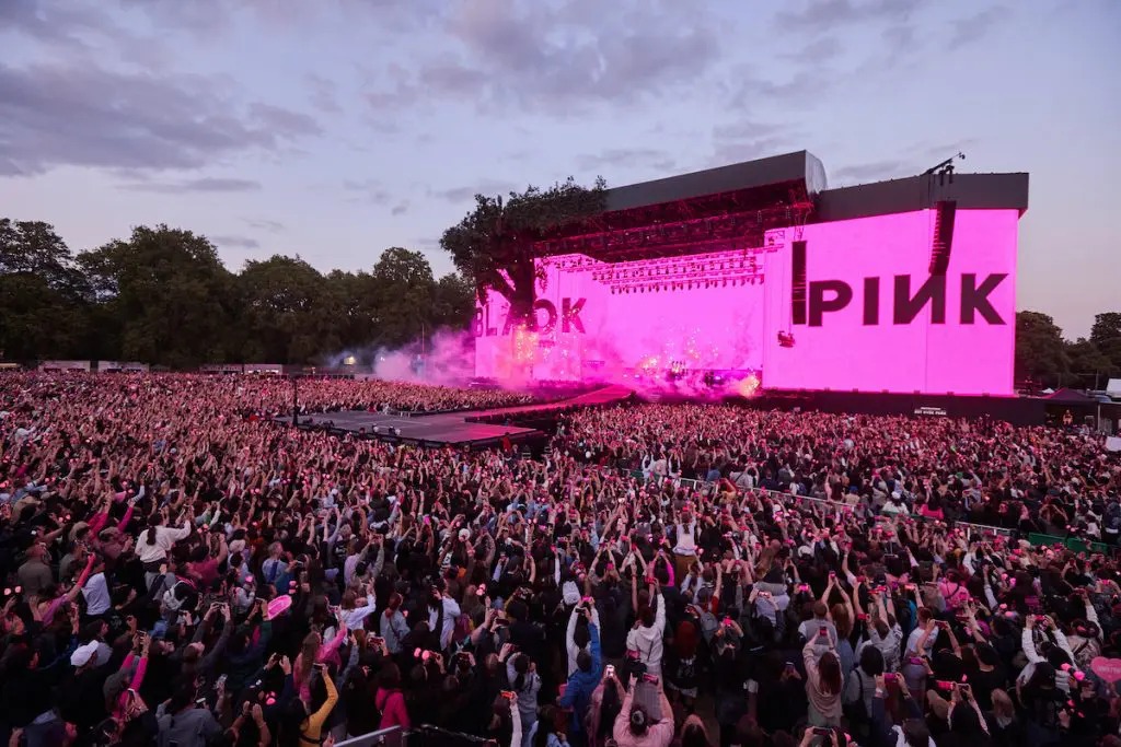 Fanúšikovia skupiny BLACKPINK (známi ako BLINKS)