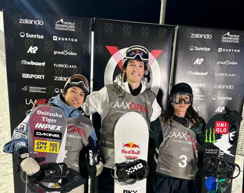 Víťaz 3. kola Svetového pohára v Halfpipe Scotty James, 2. Ruka Hirano, 3. Ayumu Hirano.