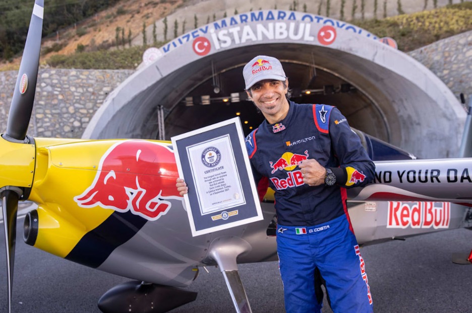 Nikto nikdy nepreletel s lietadlom cez tunel, kým Talian Dario Costa nepreletel dvoma tunelmi neďaleko Istanbulu s priemernou pozemnou rýchlosťou 303,8 km/h. Udalosť sa udiala v r. 2023