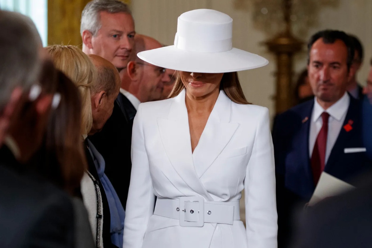 Je možné, že Melania prostredníctvom módy, ktorá je zároveň veľmi sofistikovaná a elegantná, vysiela tichý, no veľmi jasný signál o svojej nezávislosti.

