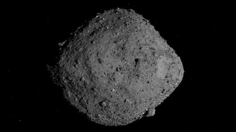 Analýza ukazuje, že chemické stavebné kamene života boli nájdené v zrnitom prachu asteroidu nazývaného Bennu.