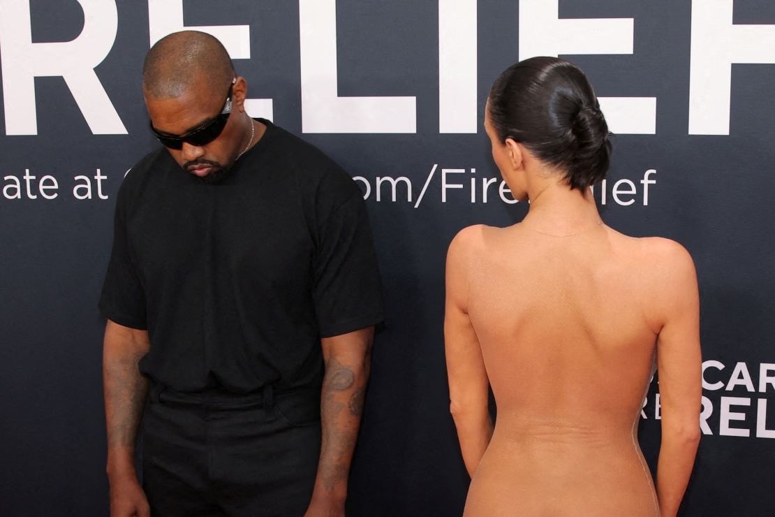 Kanye, Bianca Censori šokovali na Grammy nahým "outfitom".