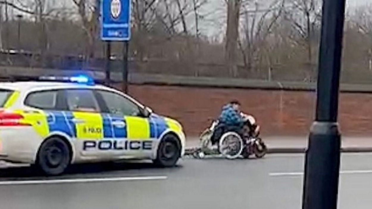 Sheffieldská polícia prenasleduje údajnú zlodejku, ktorá utiekla na motorovom invalidnom vozíku.