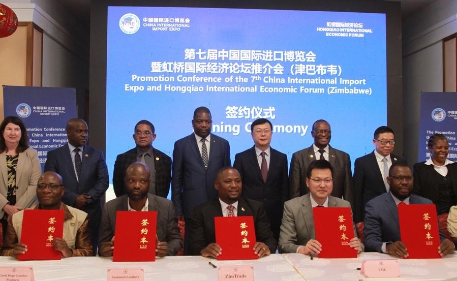 Hostia pózujú na skupinovej fotografii počas propagačnej konferencie siedmeho China International Import Expo a Hongqiao International Economic Forum v Harare, Zimbabwe