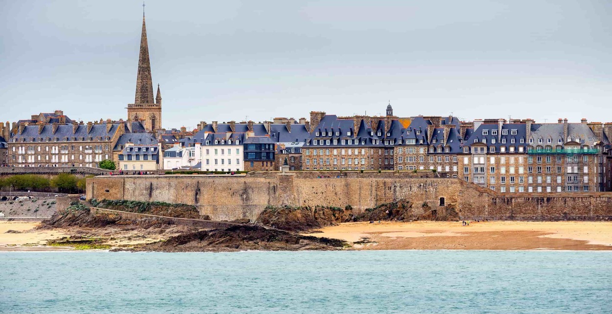 Vo Francúzsku je známa vlaková stanica v meste Saint-Malo, ktorá leží neďaleko slávnej pláže. 