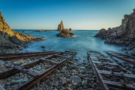 Prístav Almería je bránou do Cabo de Gata a dôležitým dopravným spojením pre Maročanov či Alžírčanov pracujúcich v EÚ. 