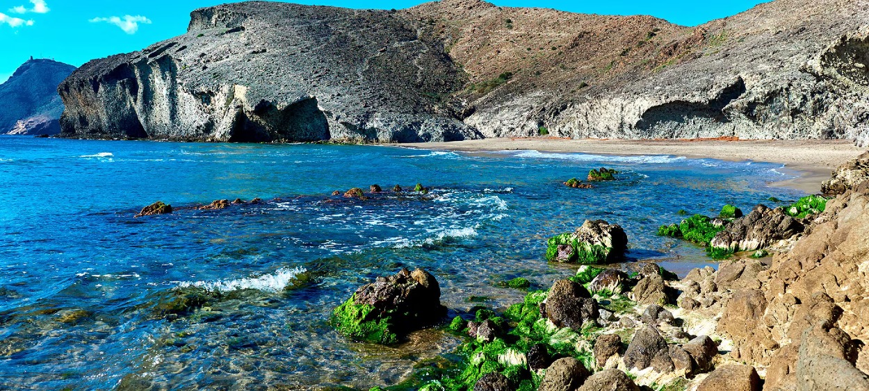 Cabo de Gata-Níjar je prírodný park v Andalúzii, známy nedotknutými plážami. Okolie je prístupné pre vlakovú stanicu Almerii.