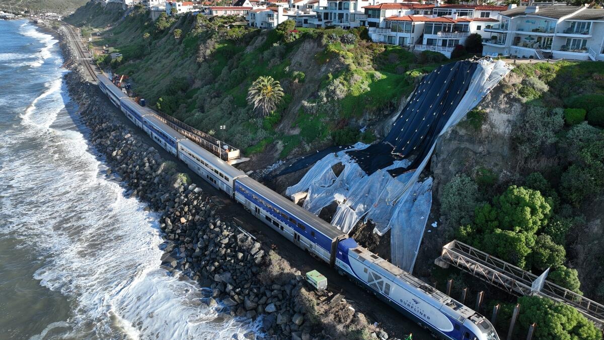 Amtrak Pacific Surfliner obnovil obmedzenú prevádzku pri prejazde opravenými traťami v Mariposa Point v San Clemente.