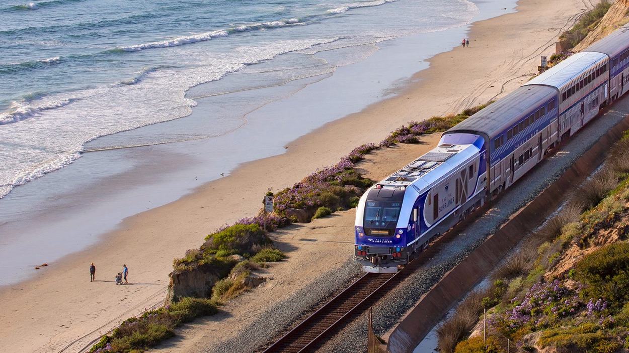 Pacific Surfliner cestuje po 351 míľovej trase cez San Diego, Orange, Los Angeles, Ventura, Santa Barbara a San Luis Obispo, časti trasy obchádzajú pobrežie južnej Kalifornie.