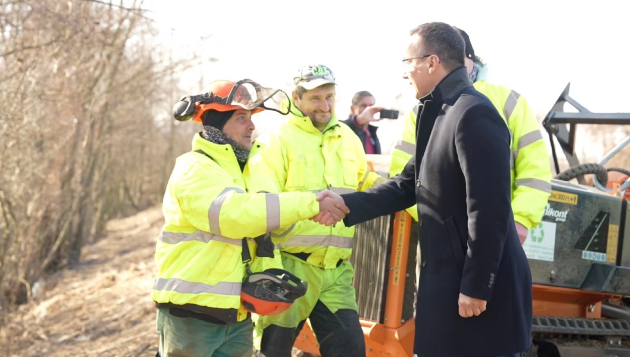 Región Handlová patrí medzi miesta s vyššou mierou dlhodobej nezamestnanosti. Pilotný projekt čistenia vodných tokov sa tak stal prvou reálnou ukážkou, ako môže tento program pomôcť zamestnať ľudí a zároveň zlepšiť verejný priestor.