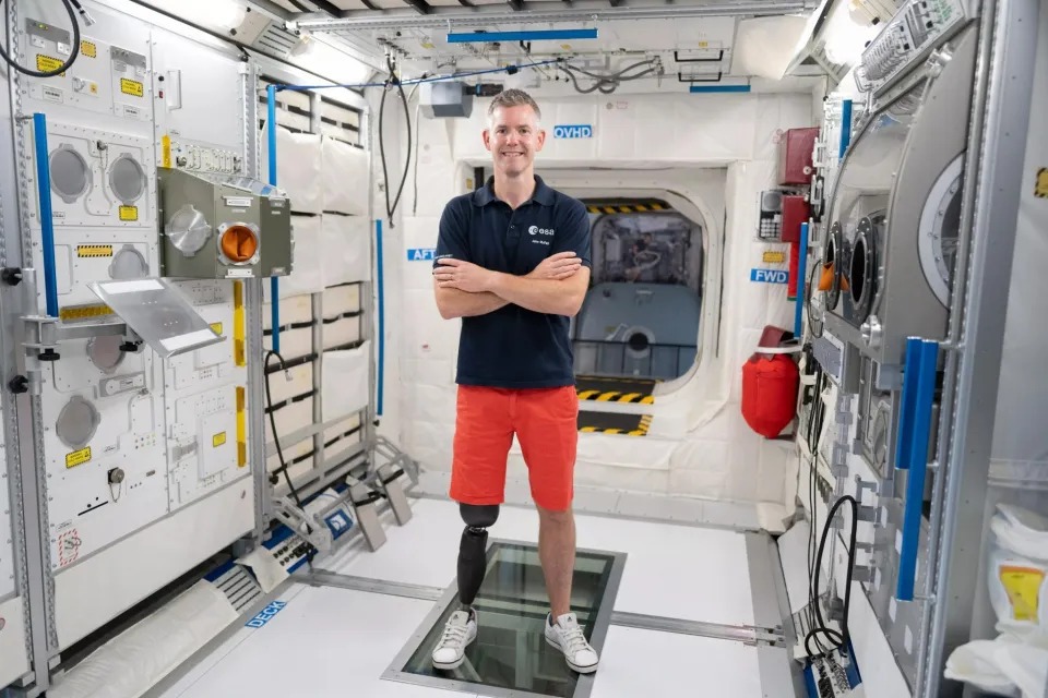 Britský astronaut vo výcviku John McFall v makete Medzinárodnej vesmírnej stanice (ISS) na základni Európskej vesmírnej agentúry v Kolíne nad Rýnom.