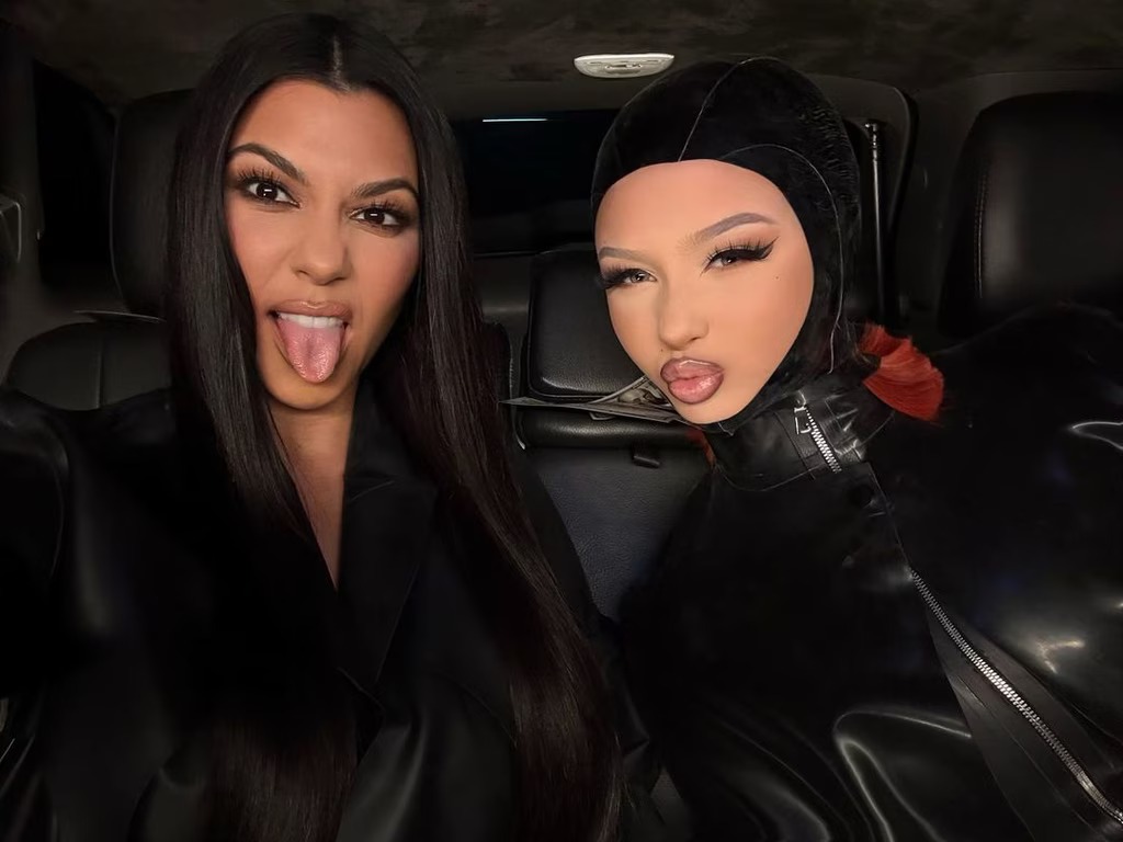 Kourtney Kardashian a nevlastná dcéra Alabama Barker sa spojili v celočiern v disstracku na Bhad Bhabie.