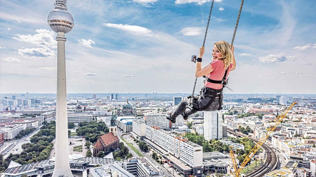 Hojdačka sa nachádza v spodnej časti Alexanderplatz na modernom mieste zvanom "The Berlin Sky Tower"