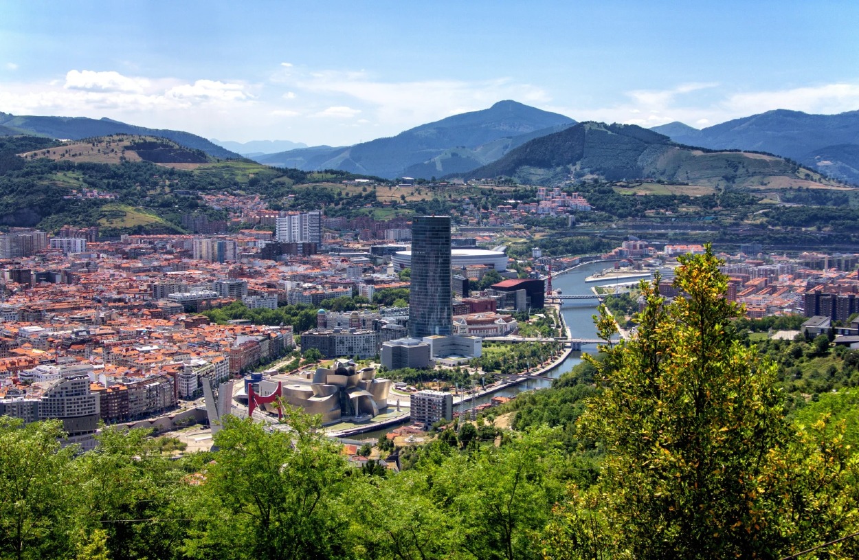 Bilbao, klenot v severnom Španielsku, je dlho prehliadaný cestujúcimi, ktorí hľadajú slnkom zaliate pláže a rušné veľkomestá. 