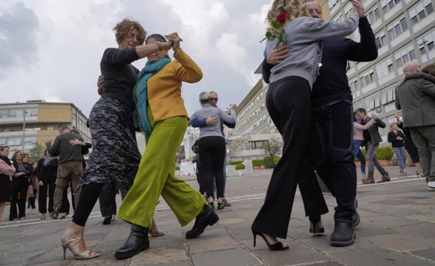 Tanečníci tanga vystupujú pre pápeža Františka pred poliklinikou Agostino Gemelli v Ríme