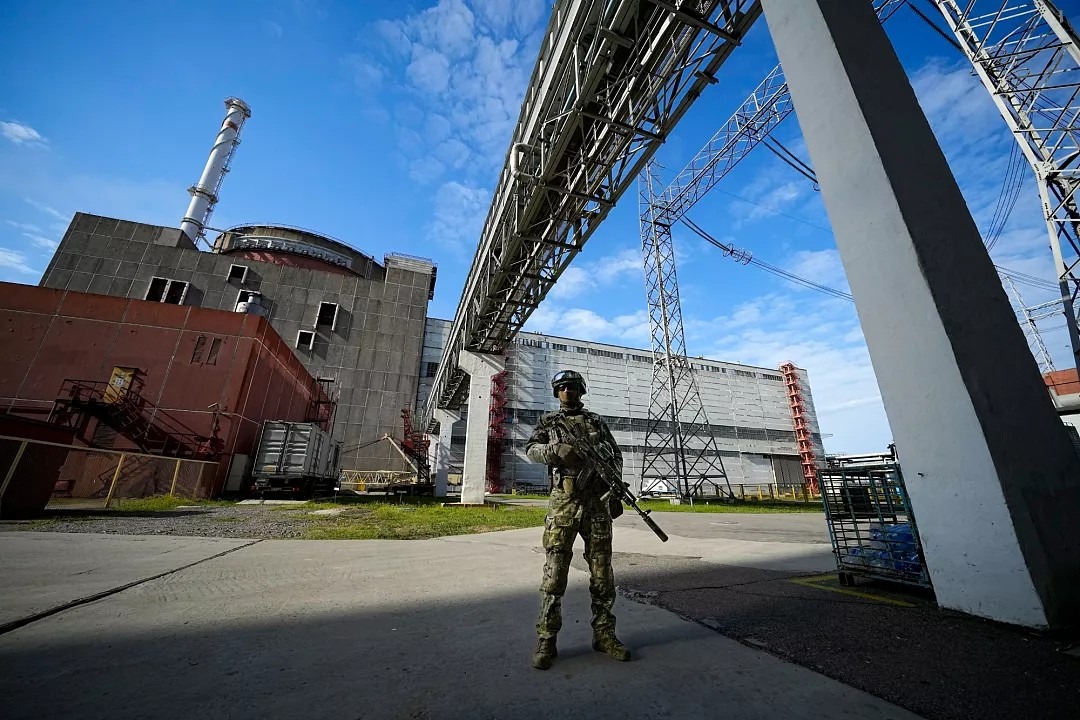 Ruský vojak stráži oblasť Záporožskej jadrovej elektrárne na území pod kontrolou ruskej armády