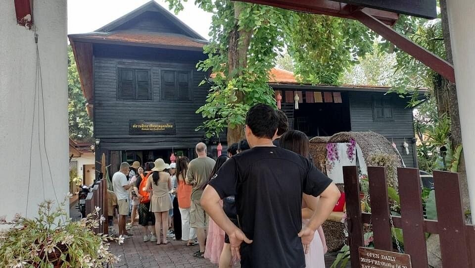 Mnoho turistov sa postavilo do radu, aby využili službu Naree Thai Massage &amp; Spa.
