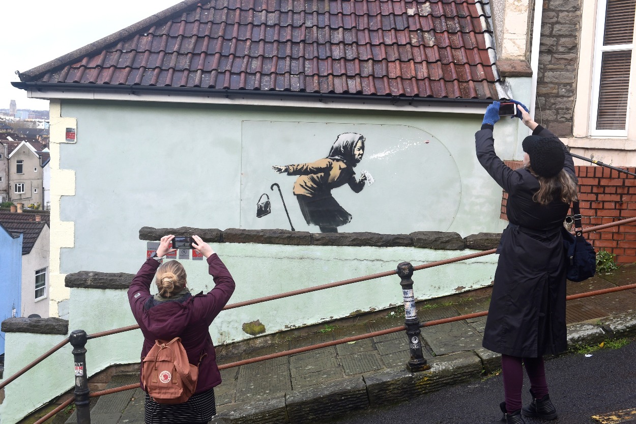 Dielo ulici Vale Street v Bristole, kde Banksy vytvoril svoju charakteristickú maľbu – starenku, ktorej z úst vyletela zubná protéza, ako symbol premenlivosti a zraniteľnosti.

