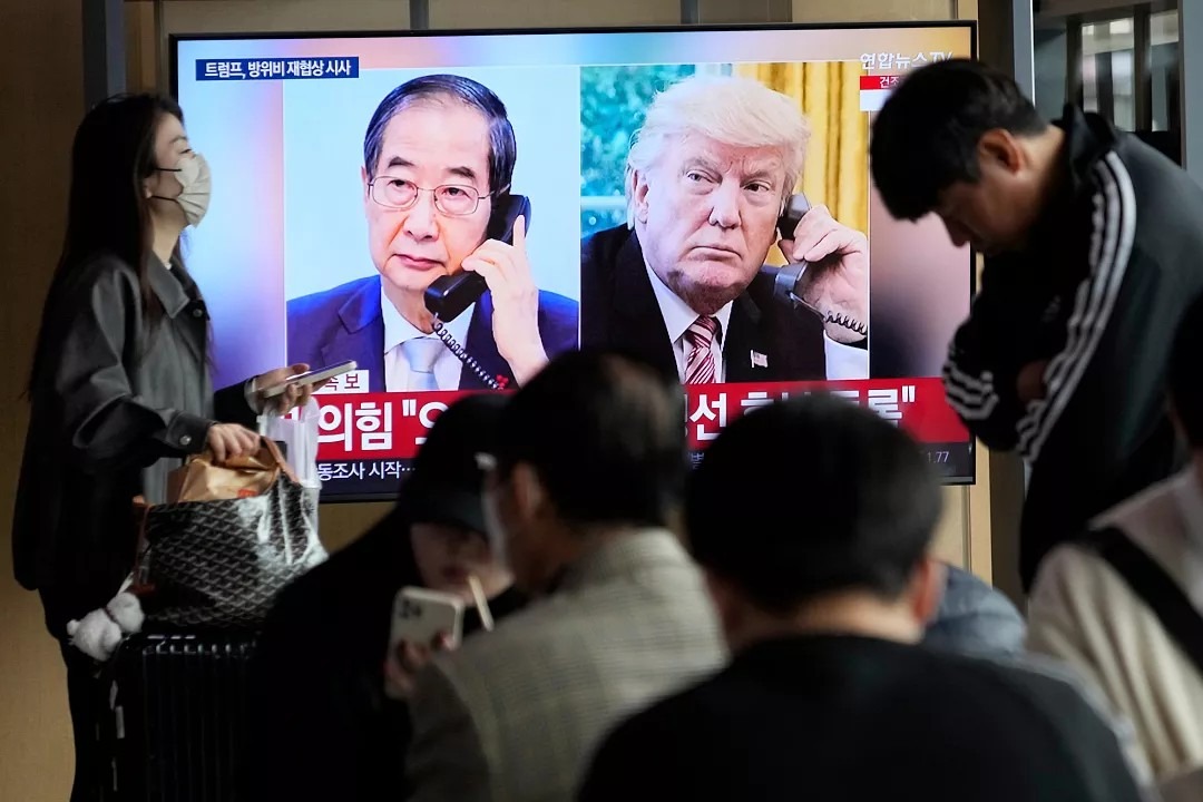 V televíznom vysielaní hovoria úradujúci juhokórejský prezident Han Duck-soo a americký prezident Donald Trump