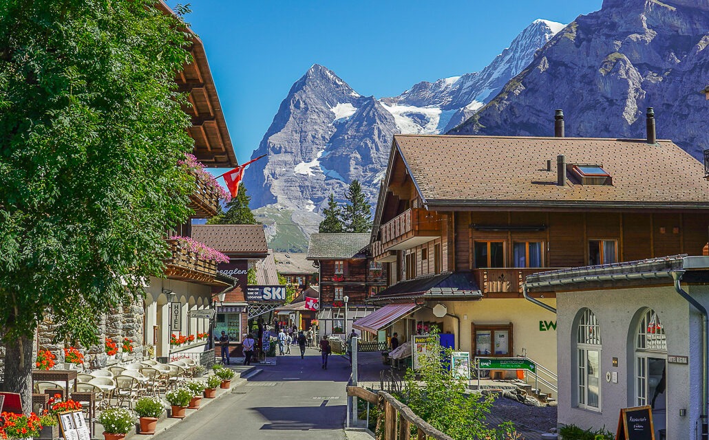 Dedinka Mürren je postavená na horskej terase vo výške približne 1 650 metrov nad morom.