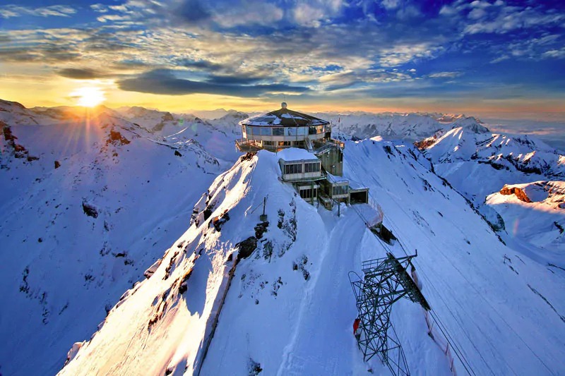 Jednou z najväčších atrakcií je výlet na Schilthorn – vrch, ktorý preslávil James Bond vo filme On Her Majesty’s Secret Service. 